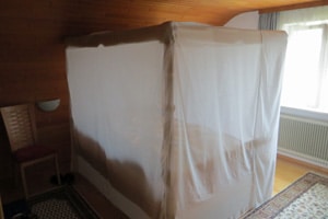 Four-poster bed with shielding fabric for radiation protection