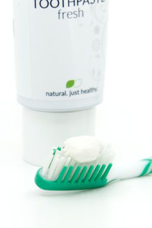 Toothpaste fresh. With a mineral brush and without fluorine / fluoride, without sugar * or artificial sweetener, without foaming surfactants and much more.