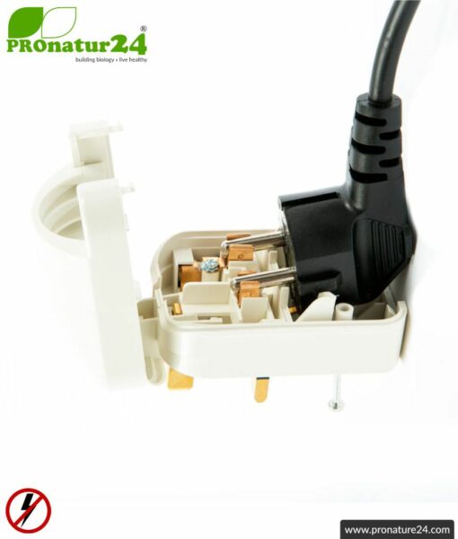 Adapter SCP3 European Schuko plug EF to type G plug (UK) with grounding. 13 Amp fused. 2 colours (black + white).
